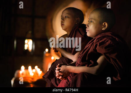 Buddhistische Novizen betend im Tempel Stockfoto