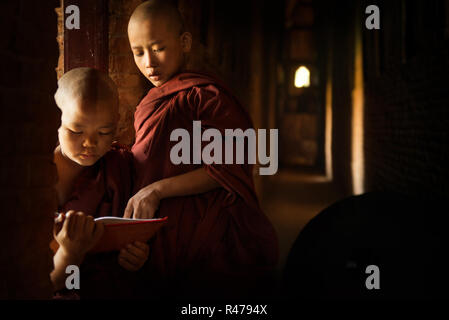 Buddhistische Novizen lernen im inneren Tempel Stockfoto