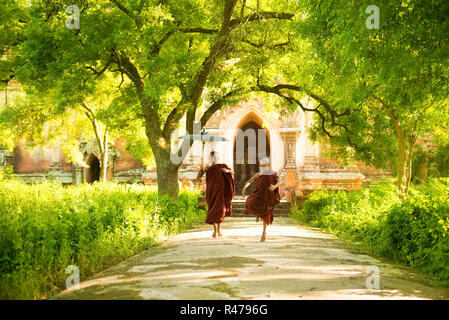 Junge buddhistische Novizen läuft Stockfoto