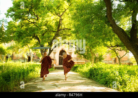 Junge buddhistische Novizen läuft außerhalb des Klosters Stockfoto