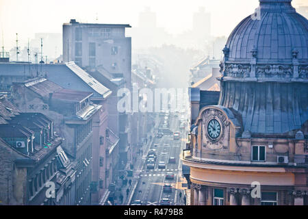 Belebten Zagreb Straße in Morgen Nebel Stockfoto