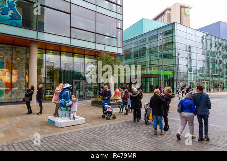 Wandern mit dem Schneemann. Festliche Skulpturenweg zum 40-jährigen Jubiläum von Raymond Briggs der Schneemann zu celbrate. Stockfoto