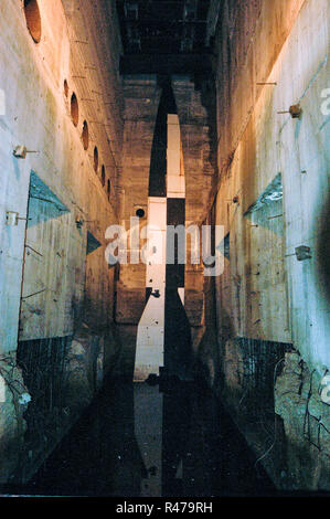 Ein Cut-out-Modell eines NS-V2-Rakete auf der Startrampe, illustriert seine Größe zum Nutzen der Besucher an der Geschichte und der Erinnerung an La Coupol Stockfoto