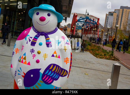 Wandern mit dem Schneemann. Festliche Skulpturenweg zum 40-jährigen Jubiläum von Raymond Briggs der Schneemann zu celbrate. Stockfoto