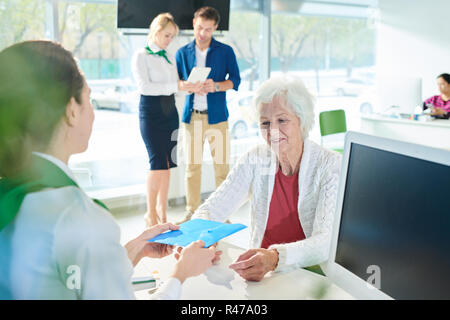 Die Unterlagen zu den älteren Dame Stockfoto