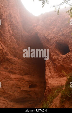 Erodiert Wand mit Löchern Der Cuevona In die medulas ehemalige römische Goldmine an einem Tag mit viel Nebel In die medulas. Natur, Reisen, Landschaften, seine Stockfoto