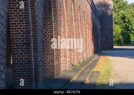 Gebäude mit Rundbögen von Backstein Stockfoto