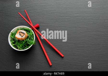 Sushi Roll auf Salat Stockfoto