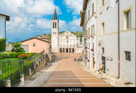 Malerische Anblick in Spoleto mit dem Duomo (Santa Maria Assunta der Kathedrale). Umbrien, Italien. Stockfoto