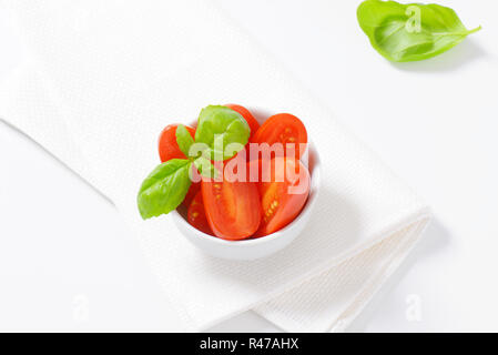 Plum Tomaten halbiert Stockfoto