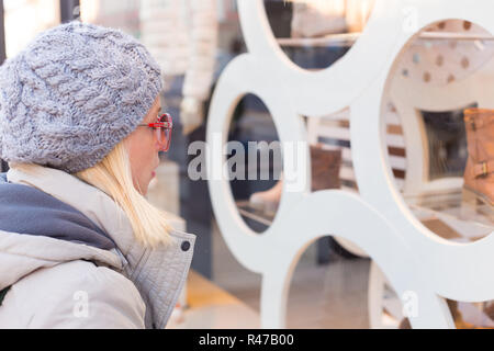 Frau Schaufensterbummel. Stockfoto