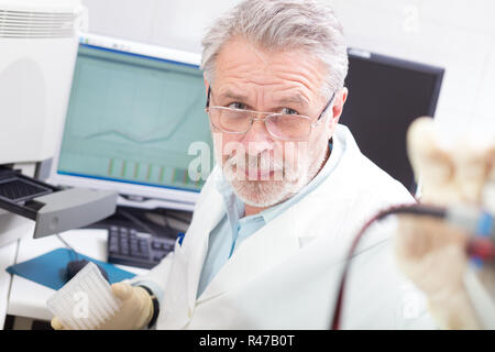 Lebens-Wissenschaftler forschen im Labor. Stockfoto