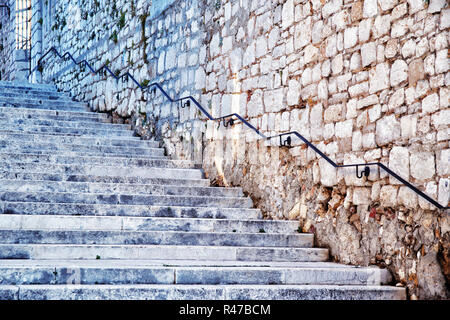 Alte Steintreppe, Detail der Architektur in der Stadt Stockfoto