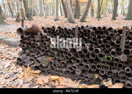 Muscheln und andere Krieg Schutt aufgetürmt im Heiligtum Holz, Ypernbogens Stockfoto