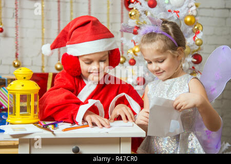 Santa Claus und Fee Helfer in Gruß Brief Umschläge verpackt Stockfoto