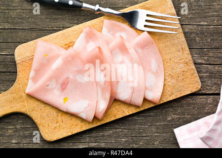 Scheiben Wurst Mortadella auf Schneidebrett Stockfoto