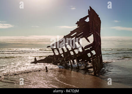 Peter Iredale Schiffswrack an einem sonnigen Tag, Fort Stevens State Park, der Pazifischen Küste, Oregon, USA. Stockfoto