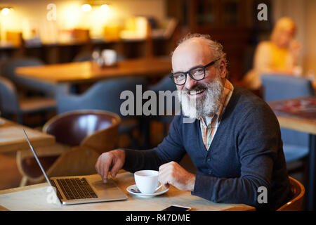 Mann mit Tee Stockfoto
