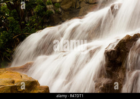 Schönen Wasserfall auf den Felsen Stockfoto