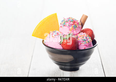 Rosa Eis in der Schüssel Stockfoto