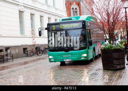 Ystad, Schweden - 15 April 2017: Eine grüne Stadt Bus Öffentliche Verkehrsmittel Linie 3 für die Skanetrafiken am Hamngatan Straße in der Stadt ce Stockfoto