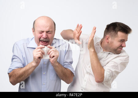 Der arme Kerl hat schreckliche Grenzwert Grenzwerte. Studio shoot Stockfoto