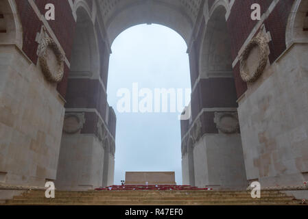 Stein der Erinnerung an Thiepval Gedenkstätte für die Fehlende an der Somme im Nebel Stockfoto