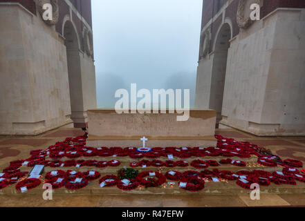 Kranzniederlegung am Stein gf Gedenken an die Thiepval Gedenkstätte für die Fehlende an der Somme im Nebel gelegt Stockfoto