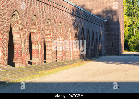 Gebäude mit Rundbögen von Backstein Stockfoto