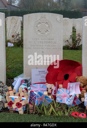 Essex Farm Friedhof, Grab von rifleman Valentine Joe Strudwick, 15, einer der jüngsten britischen Armee Opfer im Alter von Stockfoto