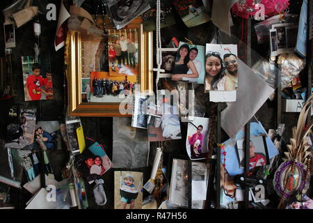 Privaten Eigentums, Bildern, Fotos, Erinnerungen als Anforderung an Unsere Liebe Frau von Guadalupe Schrein, von Hispanics und Einwanderer, in Des Plaines, Illinois besucht. Stockfoto