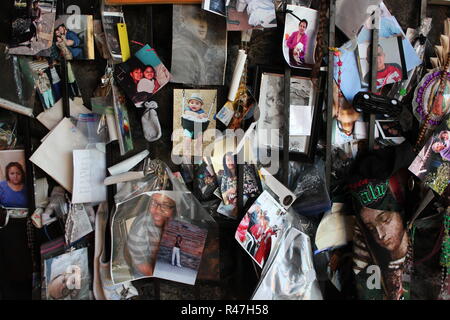 Privaten Eigentums, Bildern, Fotos, Erinnerungen als Anforderung an Unsere Liebe Frau von Guadalupe Schrein, von Hispanics und Einwanderer, in Des Plaines, Illinois besucht. Stockfoto