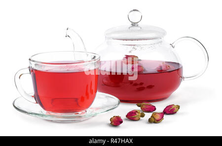 Frisch gebrühter Kaffee stieg in einer Teekanne aus Glas und eine Tasse und ein paar Knospen, Kaffee auf weißem Hintergrund rose isoliert. Frisch gebrühter rose Tee in eine Teekanne aus Glas und eine Tasse und ein paar Knospen, Kaffee auf weißem Hintergrund rose. Stockfoto