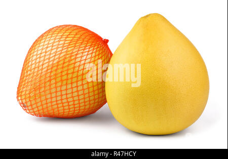 Zwei reife Birnenförmige pomelo Früchte auf weißem Hintergrund. Einer von ihnen ist in Kunststoff Geflecht umwickelt. Stockfoto