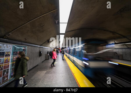 MONTREAL, KANADA - 3. NOVEMBER 2018: Die Menschen warten auf eine U-Bahn in Cote des Neiges Bahnsteig, blaue Linie, während eine U-Bahn kommt, mit einem Stockfoto