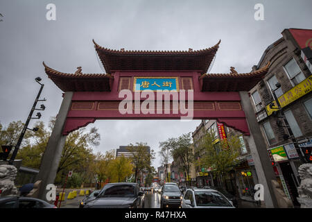 MONTREAL, KANADA - 3. NOVEMBER 2018: Paifang monumentales Tor Handlungserfordernisse, dem Eingang zu Chinatown. Montreal ist es die chinesischen ethnischen Viertels von Th Stockfoto