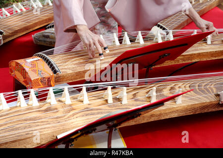 Japanische Frau spielen die traditionelle Musik Instrument Stockfoto