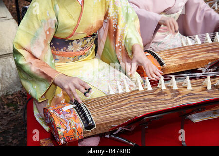 Japanische Frauen spielen die traditionelle Musik Instrument Stockfoto