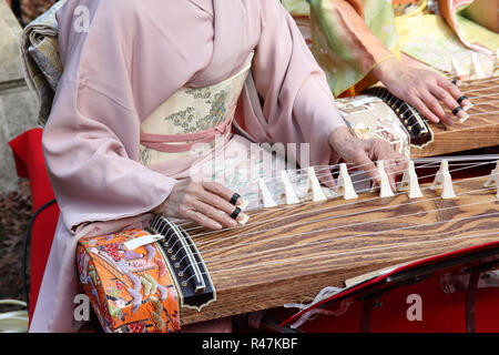 Japanische Frau spielen die traditionelle Musik Instrument Stockfoto