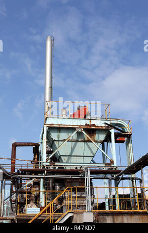 alte rostige Raffinerie außen gegen blauen Himmel Stockfoto
