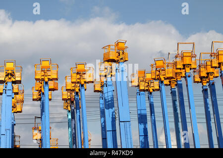 Hubarbeitsbühne Plattform vor blauem Himmel Stockfoto