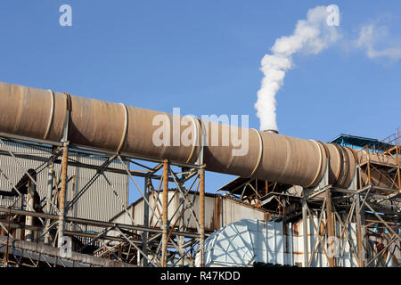 Industrielle Anlage mit Pipeline Stockfoto