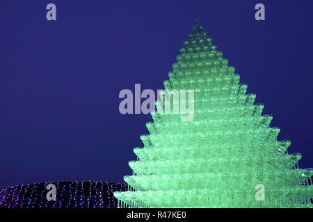 Beleuchtete Glas Champagner Pyramide in der Nacht Stockfoto