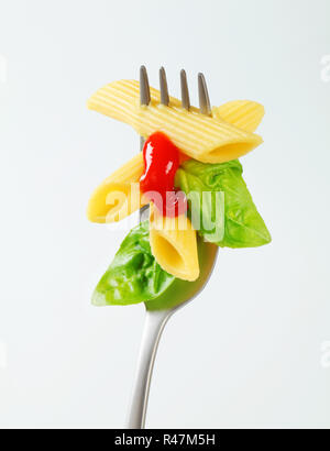 Gekochte Nudeln auf einer Gabel Stockfoto