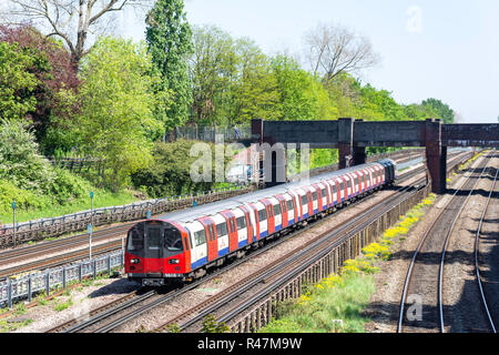 Der Zug nähert sich Willesden Green U-Bahn-Station Willesden Borough von Brent, London, Greater London, England, Vereinigtes Königreich Stockfoto