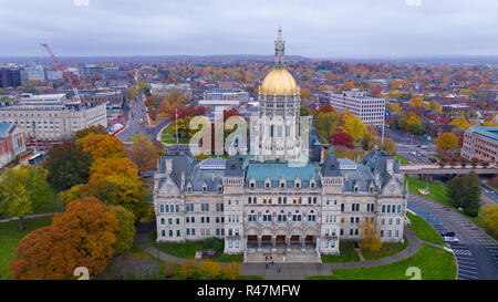 Ein Luftbild mit Schwerpunkt auf der Connecticut State House mit flammenden Herbst Farbe in den Bäumen um Hartford Stockfoto