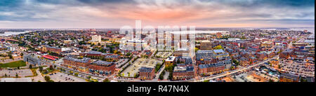 Antenne Panorama der Innenstadt von Portland, Maine in der Dämmerung Stockfoto