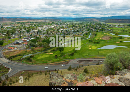 Luftaufnahme von Prineville, Oregon, mit dem Crooked River und Golfplatz Stockfoto