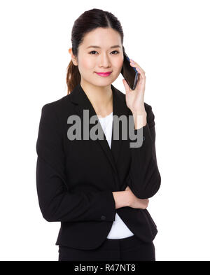 Asiatische Geschäftsfrau sprechen Sie mit Handy Stockfoto