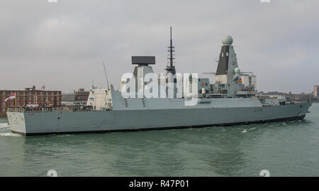 Die britische Royal Navy Kriegsschiff HMS Diamond (Typ 45 Zerstörer) nach Portsmouth, Großbritannien am 23. November 2018 Nach dem Mediterranen Einsatz zurück. Stockfoto